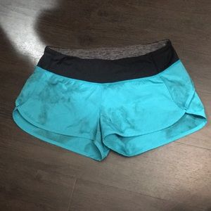 Snow ⛄️ sale 💕LULULEMON SPEED SHORTS SIZE 6 💕